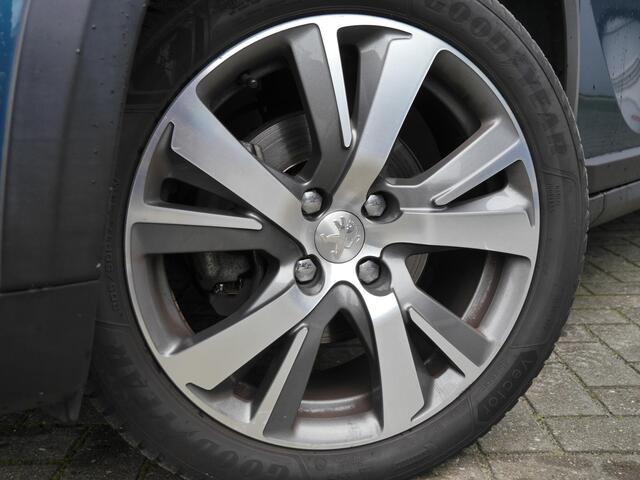 Peugeot 2008 1.2 PureTech Allure | Lederen bekleding | Navigatie | Climate control | Lichtmetalen velgen | Extra getint glas | Cruise control | Regensensor