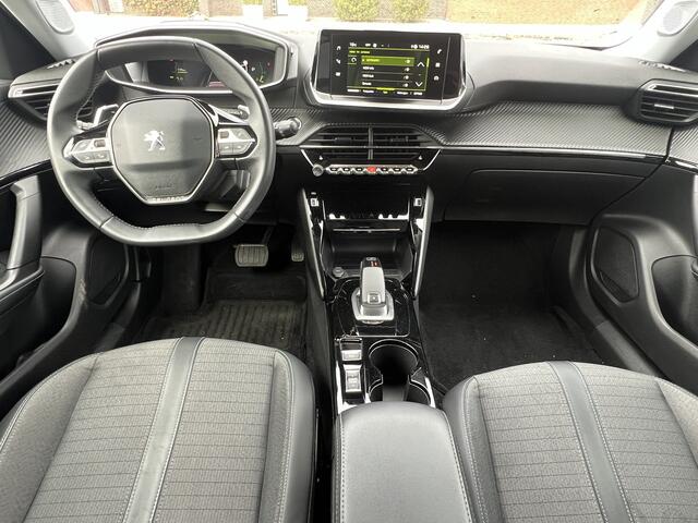 Peugeot 2008 1.2 Turbo 130 pk Automaat Allure Pack Navigatie* Carplay Keyless Camera 17 inch Velgen Stoelverwarming ACC I-Cockpit Getint Glas Distributieriem is vervangen