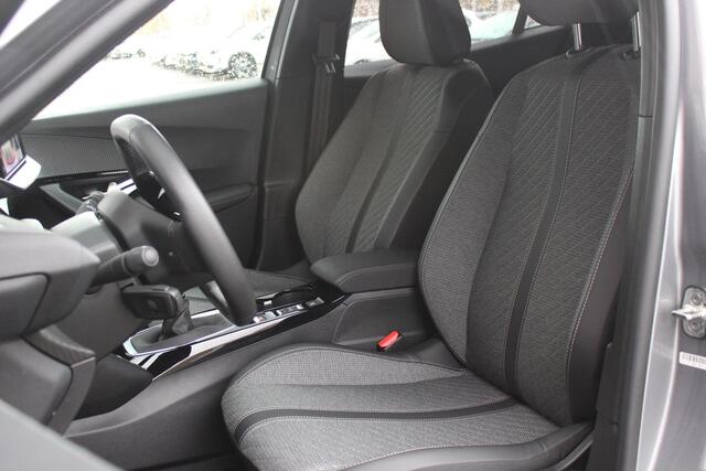 Peugeot 2008 1.2 100PK ALLURE | NAVIGATIE | APPLE CARPLAY/ANDROID AUTO | DAB RADIO | LED | PARKEERSENSOREN | ACHTERUIRIJCAMERA | DODEHOEKDETECTIE | 360° CAMERA | ADAPTIVE CRUISECONTROL | 3D-COCKPIT | ZWARTE DAKRAILS | 17" LICHTMETAAL |