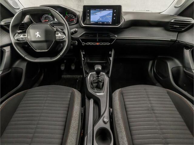 Peugeot 2008 1.2 PureTech Sport (APPLE CARPLAY, PARELMOER, GROOT NAVI, 360 CAMERA, SPORTSTOELEN, LANE ASSIST, PARKEERSENSOREN, CRUISE, NIEUWSTAAT)