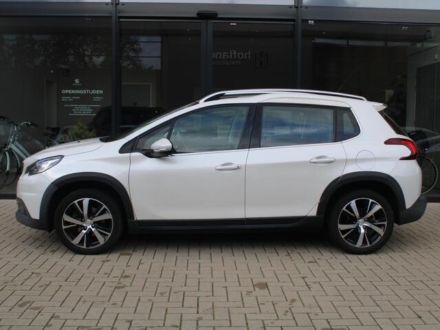 Peugeot 2008 1.2 110PK PureTech Allure Trekhaak, 4 seizoensbanden, Lederenbekleding en Panoramadak.