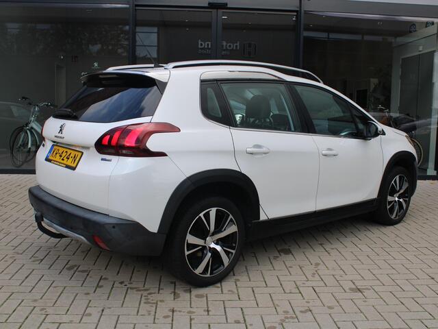 Peugeot 2008 1.2 110PK PureTech Allure Trekhaak, 4 seizoensbanden, Lederenbekleding en Panoramadak.