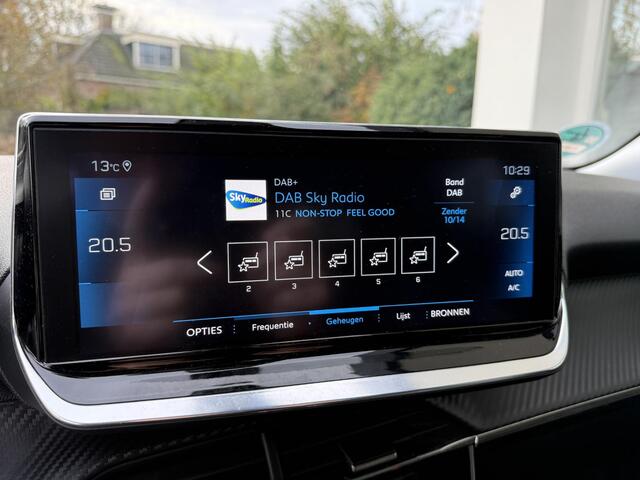 Peugeot 2008 1.2 PureTech Allure | Navigatie | 3D-Cockpit | Stoelverwarming | Parkeersensoren met Camera | Climate & Cruise Control |