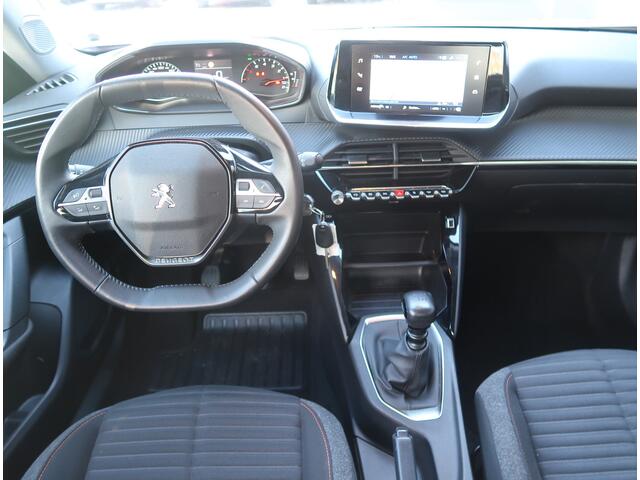 Peugeot 2008 Benzine 100 Pk Luxe Active uitvoering * Navigatie * Achteruitrij Camera * Climate & Cruise Control * L.M. Velgen * Dab Radio * Vingerhoets; Vierde Generatie Eersteklas Service, al meer dan 100 jaar.....