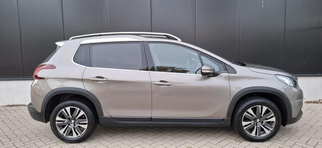 Peugeot 2008 NAP NAVI PDC CarPlay Panorama