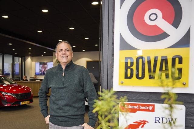 Peugeot 2008 Benzine 130 Pk * Automaat * Luxe Allure * Opties en foto's volgen in de week van 10 november * Trekhaak Vingerhoets; Vierde Generatie Eersteklas Service. Al meer dan 100 jaar een begrip in de Brabantse Kempen.