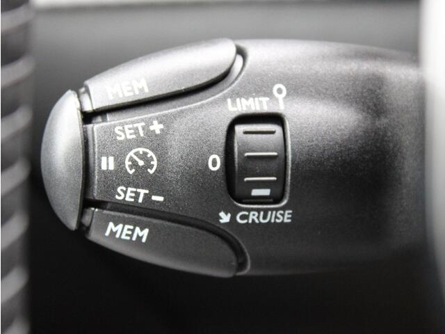 Peugeot 2008 1.2 PT Blue Lease Allure | Trekhaak / Camera / Climate