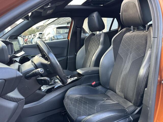Peugeot 2008 1.2 Turbo 130 PK GT Pack | Meest Complete Uitvoering | Panorama Schuif-Kanteldak | Navigatie | Trekhaak 1200 Kg Afneembaar | Alcantara Interieur | Stoelverwarming | Adaptieve Cruise Control | Full LED Verlichting | Keyless Entry | Climate Control | Camera