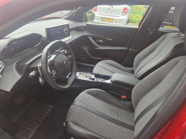 Peugeot 2008 1.2T 130pk Automaat Allure | Navigatie | Climate & Cruise Control | Achteruitrijdcamera | LMV |