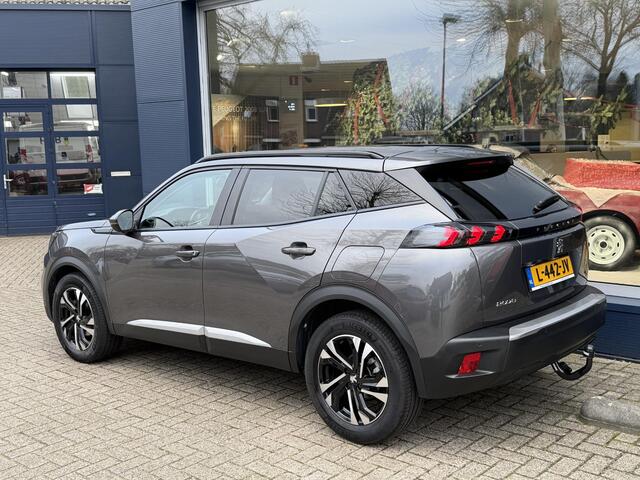 Peugeot 2008 1.2 Turbo 100 PK Allure Pack | 1e Eigenaarsauto met slechts 38.851 km! | Afneembare trekhaak 1200KG | Navigatie | Camera | Hoge Zitpositie | LED verlichting | Cruise Control | Climate Control | 17" Lichtmetalen Wielen | Groot Multimedia scherm met Apple C