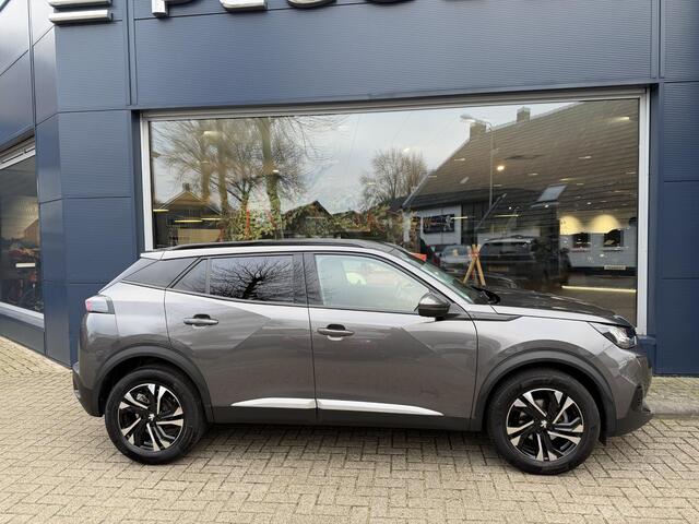 Peugeot 2008 1.2 Turbo 100 PK Allure Pack | 1e Eigenaarsauto met slechts 38.851 km! | Afneembare trekhaak 1200KG | Navigatie | Camera | Hoge Zitpositie | LED verlichting | Cruise Control | Climate Control | 17" Lichtmetalen Wielen | Groot Multimedia scherm met Apple C