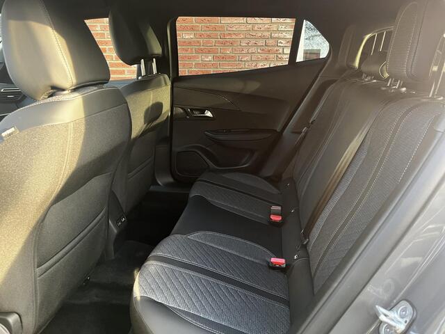 Peugeot 2008 Allure 1.2 Turbo 100pk | i-COCKPIT® | PARKEERHULP V+A | DRAADLOOS APPLE CARPLAY / ANDROID AUTO | CLIMA | CRUISE CONTROL | ALL-SEASONBANDEN | DAB+