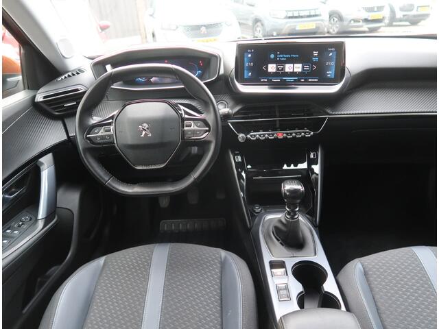 Peugeot 2008 130 Pk Benzine Allure * Navigatie * Keyless Start Button * Dab Radio * 1/2 Lederen Interieur * Climate & Cruise Control * Vingerhoets; Vierde Generatie Eersteklas Service. Al meer dan 100 jaar een begrip in de Brabantse Kempen.