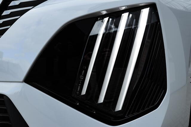 Peugeot 2008 Hybrid 145 Allure 180 Camera l Navi l Keyless l Carplay l Blinds