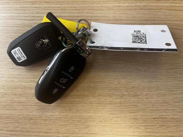 Peugeot 2008 Hybrid 145 GT 8 jaar Garantie / Elektr. schuifdak en bestuurdersstoel / Stoelverwarming / Camera 360° / Adapt. CC / Navi / Apple Carplay Android / 17" LM wielen / ook in zwart leverbaar /