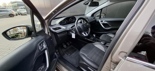 Peugeot 2008 1.2 PT Allure NAP NAVI PDC CarPlay Panorama