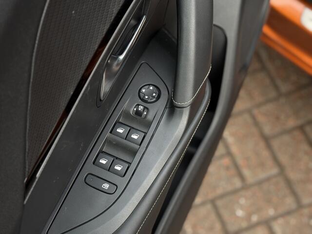 Peugeot 2008 1.2 PureTech 130 PK GT Pack met Schuif/kanteldak!! | Stoelverwarming | Camera | Elekt. Stoelen | Massage | PDC V+A | Afn.Trekhaak | Apple Carplay/Android Auto | RIJKLAARPRIJS INCL 12 MAANDEN GARANTIE EN BEURT