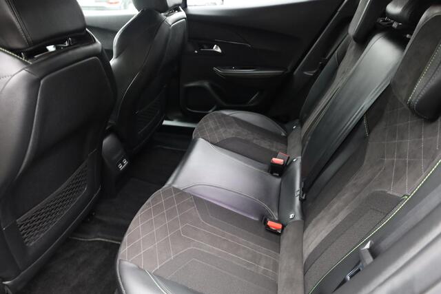 Peugeot 2008 1.2 PureTech GT Pack 131PK!! ALCANTARA/LEER CAMERA STOELVERWARMING CARPLAY DUO-TONE DAB 2xKEYLESS 2xPDC CRUISE 18"LMV