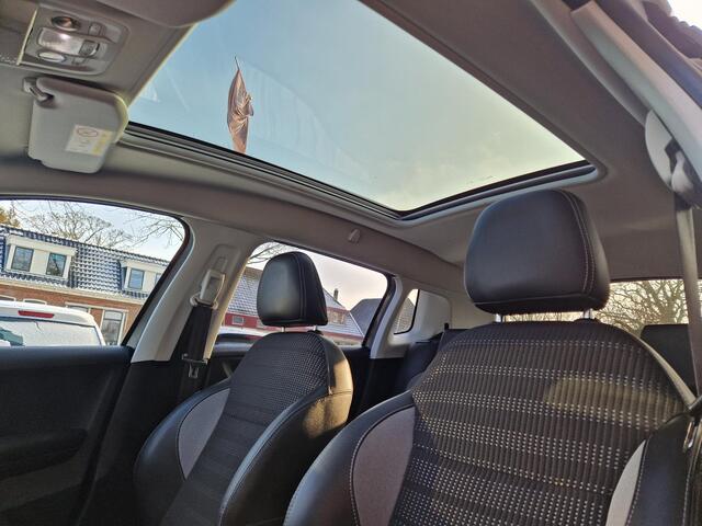 Peugeot 2008 1.2 PureTech Blue Lease Allure | PanoramaDak | Navigatie | Climate & Cruise Control | Achteruitrijd Camera | AppleCarplay/Anrdoid Auto | LMV |