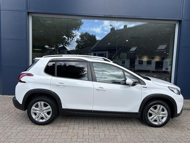 Peugeot 2008 1.2 Turbo 110PK Signature | 6-Bak | All Season banden | Navigatie | DAB+ | Cruise control | Airco | LED Dagrijverlichting | Dakrails | Sensoren achterzijde.