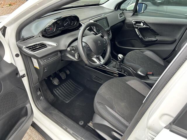 Peugeot 2008 1.2 Turbo 110PK Signature | 6-Bak | All Season banden | Navigatie | DAB+ | Cruise control | Airco | LED Dagrijverlichting | Dakrails | Sensoren achterzijde.