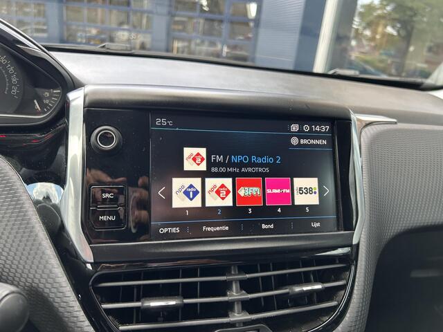 Peugeot 2008 1.2 Turbo 110PK Signature | 6-Bak | All Season banden | Navigatie | DAB+ | Cruise control | Airco | LED Dagrijverlichting | Dakrails | Sensoren achterzijde.