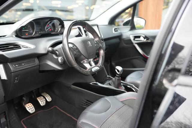 Peugeot 2008 1.2 PureTech GT-line Black on black Panoramadak Lederen bekleding
