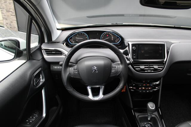 Peugeot 2008 1.2 PureTech Allure 110pk - Panoramadak - Trekhaak - Carplay - Camera - Navi - Cruise - Rijklaar