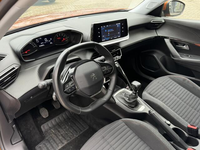 Peugeot 2008 100 Pk. Benzine Active Kenteken JXJ-50-N. * Airco * Cruise Control * Stoelverwarming * Navigatie & Spotify via Apple Carplay / Android Auto * Vingerhoets; Vierde Generatie Eersteklas Service. Al meer dan 100 jaar een begrip in de Brabantse Kempen.