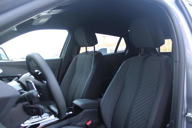 Peugeot 2008 1.2 Hybrid 145PK AUTOMAAT ALLURE | NIEUWE AUTO! | CAMERA VOOR + ACHTER | KEYLESS ENTRY/START | PARKEERSENSOREN VOOR + ACHTER | DODEHOEK DETECTIE | 17" LICHTMETALEN VELGEN | ADAPTIVE CRUISE CONTROL | CLIMATE CONTROL | STOEL VERWARMING | DRAADLOZE APPLE CAR