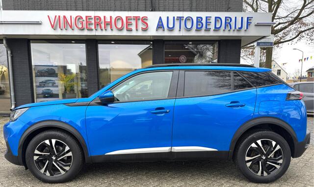Peugeot 2008 130 Pk. Benzine * AUTOMAAT * Allure L.M. Velgen * Keyless Start Button * Climate & Cruise Control * 1/2 Lederen Interieur * Parkeersensoren * Vingerhoets; Vierde Generatie Eersteklas Service. Al meer dan 100 jaar een begrip in de Brabantse Kempen.