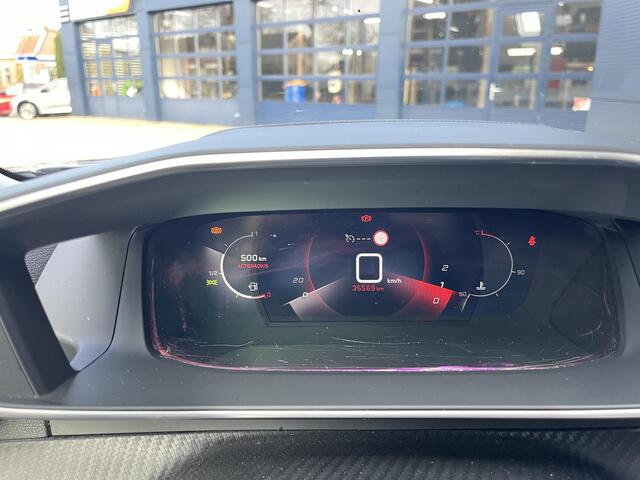 Peugeot 2008 1.2 Turbo 130 PK Allure Pack | 1e Eigenaarsauto met slechts 35.500 KM | Hoge Zitpositie | Navigatie | Climate Control | Keyless Entry | Draadloze Telefoonlader | Digitaal Dashboard | Camera | Parkeersensoren V+A | LED Verlichting | 17" Lichtmetalen Velgen
