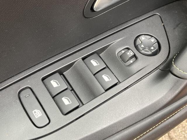 Peugeot 2008 1.2 PureTech GT Pack 155pk Automaat | Navigatie | Dealer onderhouden | Adaptive Cruise control | Camera | Parkeersensoren | Trekhaak | Keyless Entry + Start | 18" LMV