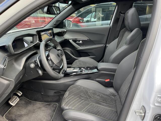 Peugeot 2008 1.2 Hybrid 145 GT Automaat Hybride | Panorama Schuif-/Kanteldak | Alcantara Stoelen met Verwarming en Massage | Navigatie | 360 Graden Camera | 18 Inch Evissa | Keyless Entry | Full LED Verlichting | Zwart Dak | Dode Hoek Detectie | Cruise Control Adapti