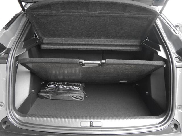 Peugeot 2008 1.2 Hybrid 136 GT | Automaat | LED Koplampen | Camera v+a | 18 inch velgen | Keyless entry & Start | Getint glas | Climate control | Draadloze Carplay / Android auto