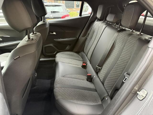 Peugeot 2008 1.2 Hybrid 145 Allure | Climate & Cruise Control | Parkeersensoren voor + achter | AppleCarplay/Android Auto |