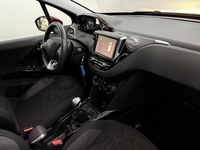Peugeot 2008 1.2 PureTech Signature Airco, Parkeersensoren, Navi, Apple carplay, Bluetooth, 6 Versnelling, Trekhaak