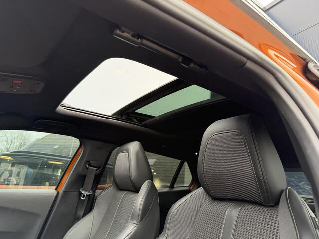 Peugeot 2008 1.2 Turbo 130PK GT-Line | Panorama Schuif-Kanteldak | Navigatie via Telefoon | Trekhaak 1200KG | Cruise Control | Dodehoek detectie | Full LED Verlichting | Keyless Start | 18" Lichtmetalen Velgen EVISSA | Climate Control | Camera | Parkeersensoren |