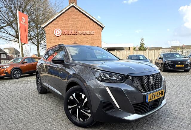 Peugeot 2008 130 Pk * AUTOMAAT * Allure * 3D Instrumentenpaneel * 1/2 Lederen Interieur * Achteruitrij Parkeer Camera * Climate & Cruise Control * Dubbel verchroomde Uitlaat * G-Force Meter * Navigatie & Spotify via Apple Carplay / Vingerhoets; Vierde Generatie Eers