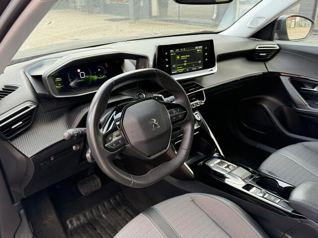 Peugeot 2008 130 Pk * AUTOMAAT * Allure * 3D Instrumentenpaneel * 1/2 Lederen Interieur * Achteruitrij Parkeer Camera * Climate & Cruise Control * Dubbel verchroomde Uitlaat * G-Force Meter * Navigatie & Spotify via Apple Carplay / Vingerhoets; Vierde Generatie Eers