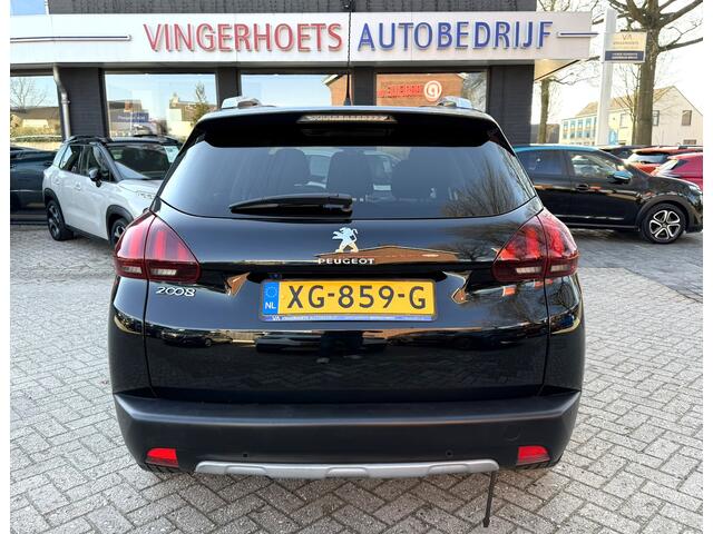 Peugeot 2008 Benzine 130 Pk * Allure * Navigatie * 1/2 Lederen Interieur * Climate & Cruise Control * L.M. Velgen * DAB Radio * Achteruitrij Camera & Parkeersensoren * Vingerhoets; Vierde Generatie Eersteklas Service. Al meer dan 100 jaar een begrip in de Brabantse Ke