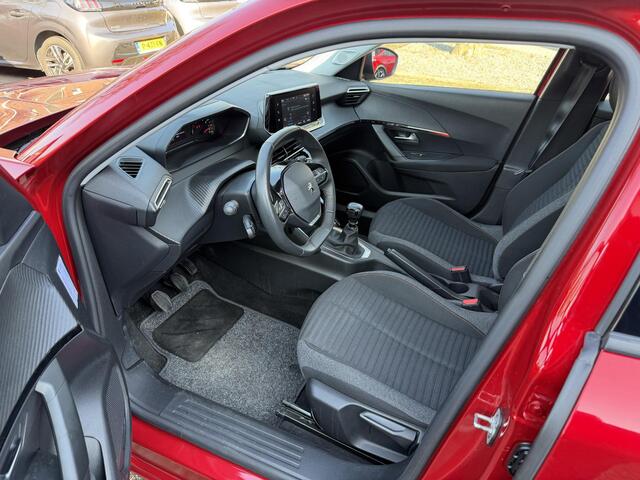 Peugeot 2008 1.2 Turbo 100 PK Active Pack | Trekhaak 1200 KG | LED Verlichting | Navigatie via Telefoon | Camera | Parkeersensoren | Climate Control | Cruise Control | Lichtmetalen velgen |