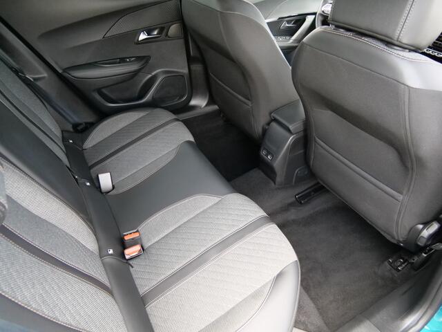 Peugeot 2008 1.2 Hybrid 136 Pk Allure Automaat DAB / Apple Carplay / PDC / 17 inch