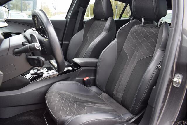 Peugeot 2008 1.2 GT 155PK | 1e Eigenaar | NL-Auto | Panoramadak | Alcantara | Focal Audio | Trekhaak