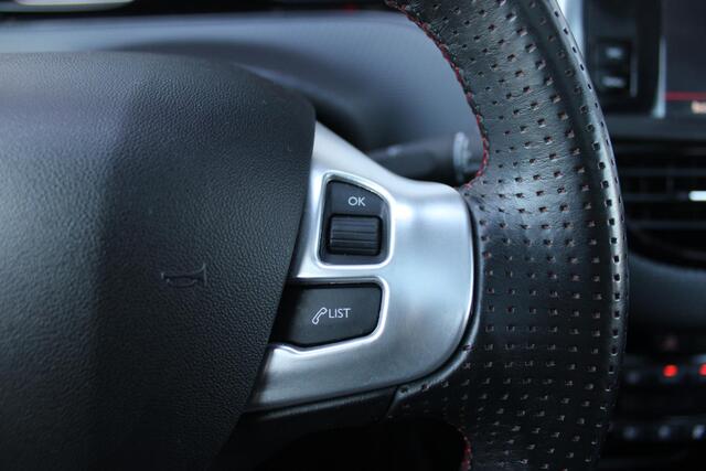Peugeot 2008 1.2 130PK GT-LINE | PANORAMA DAK | GRIPP CONTROL | CRUISE CONTROL | DAB+ RADIO | APPLE CARPLAY/ANDROID AUTO | NAVIGATIE | ACHTERUITRIJ CAMERA | 17" LICHTMETALEN VELGEN "BLACK" | CLIMATE CONTROL | PARKEERSENSOREN VOOR + ACHTER | GETINTE ACHTERRUITEN | ZWAR