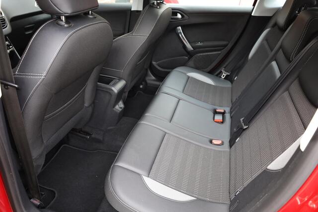 Peugeot 2008 1.2 PureTech Allure PANO TREKHAAK 1e-EIGENAAR CARPLAY DAB NAVI NAP HALFLEER ZEER-NETJES! CRUISE PDC CLIMA DISTRIBUTIE=VERVANGEN! ENZ.