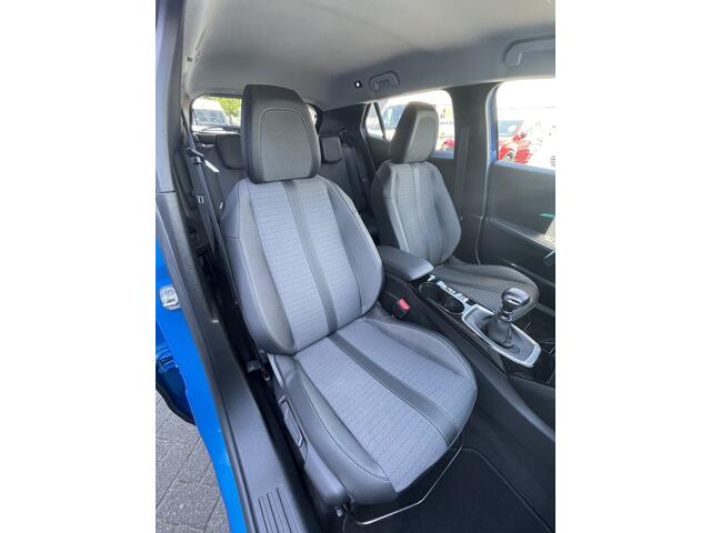 Peugeot 2008 100pk Allure Pack (Camera - Automatische Airco - i-cockpit - Navigatie - 17" - Apple Carplay - LED)