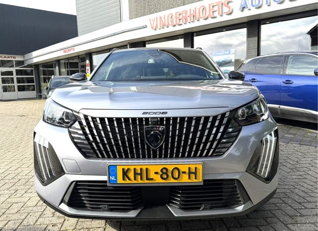 Peugeot 2008 100 Pk Benzine * Hele Luxe Allure * Navigatie * Voor- en Achter Parkeer Camera en Sensoren * L.M. Velgen * Dodehoekbewaking * Keyless Start & Entry * Draadloos Apple Carplay /* Android Auto * Vingerhoets; Vierde Generatie Eersteklas Service. Al meer dan 1