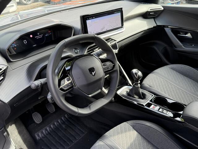Peugeot 2008 100 Pk Benzine * Hele Luxe Allure * Navigatie * Voor- en Achter Parkeer Camera en Sensoren * L.M. Velgen * Dodehoekbewaking * Keyless Start & Entry * Draadloos Apple Carplay /* Android Auto * Vingerhoets; Vierde Generatie Eersteklas Service. Al meer dan 1