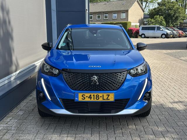 Peugeot 2008 1.2 Turbo 130 PK Allure Pack | Trekhaak 1200 KG | Navigatie | 3D Virtual Cockpit | Stoelverwarming | LED Verlichting | Half Lederen Bekleding | Keyless Start | Climate Control | Cruise Control | 17 Inch Lichtmetalen Velgen |